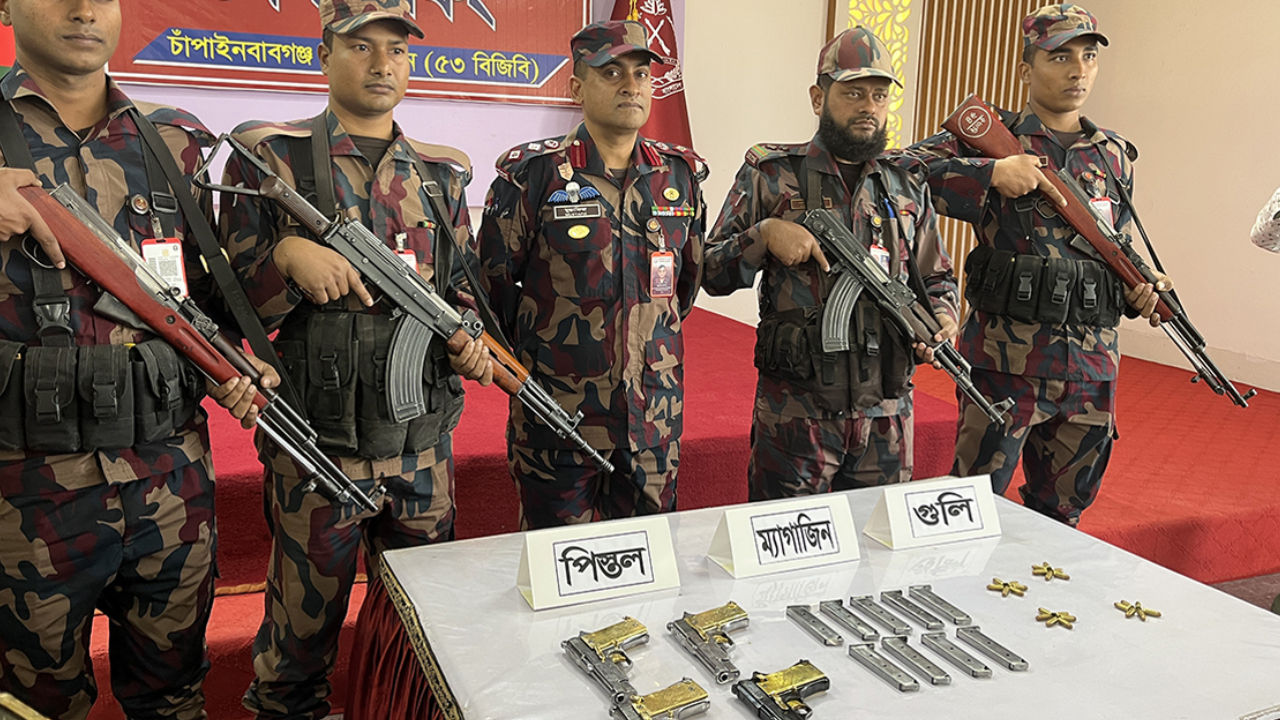 কালো পলিথিনে মোড়ানো ছিল চারটি বিদেশি পিস্তল