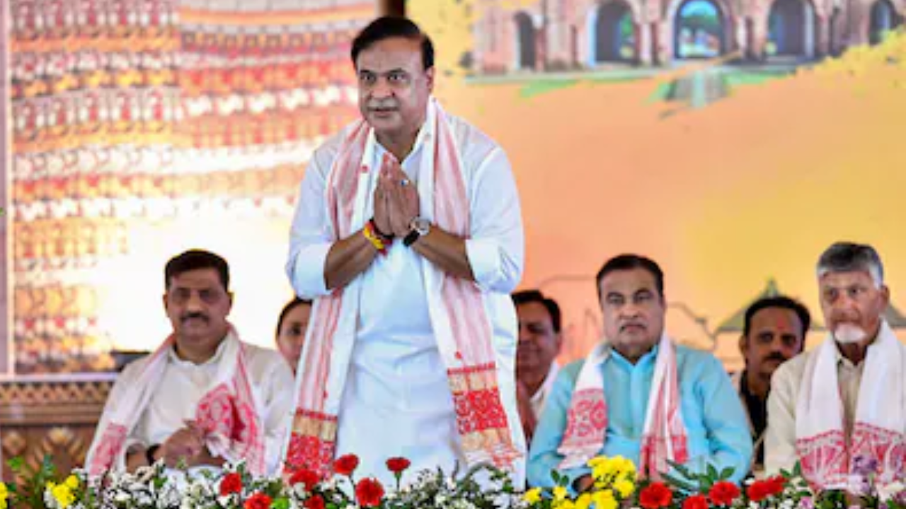 আসামের মুখ্যমন্ত্রী হিসেবে শপথ নিলেন হিমন্ত বিশ্ব শর্মা