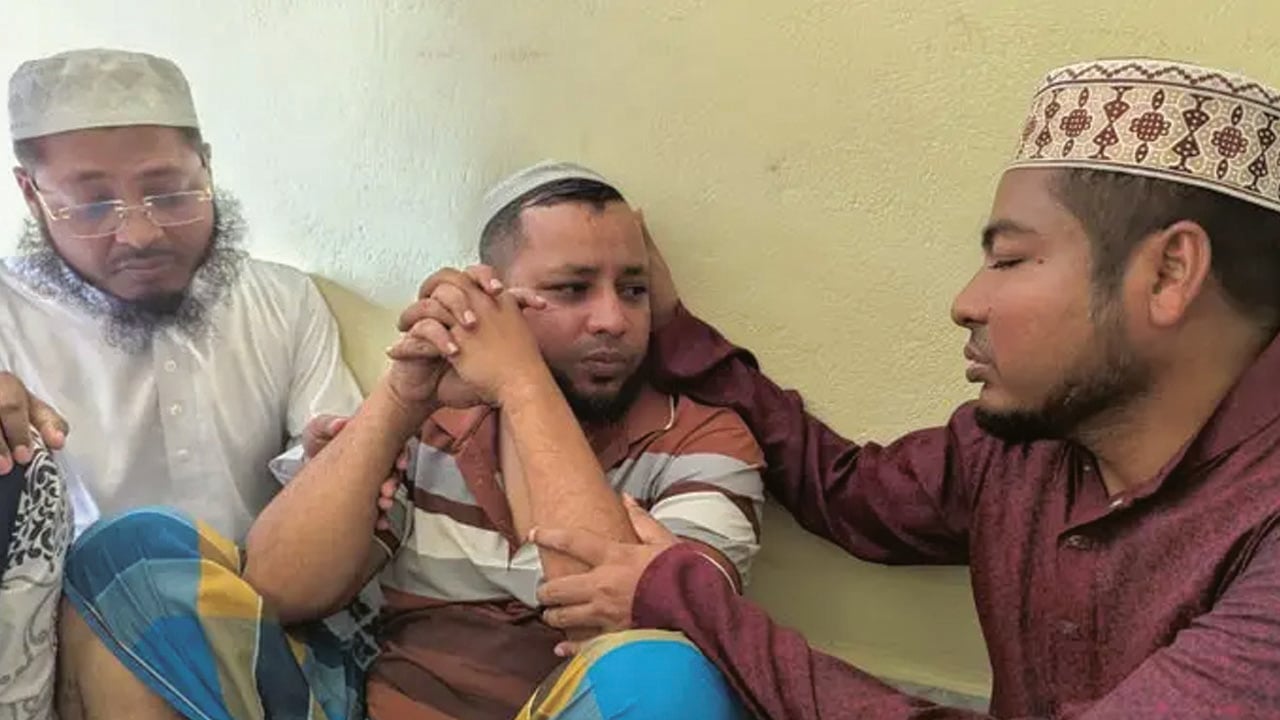 ভাই-বোন, স্ত্রী-সন্তান হারিয়ে নির্বাক আশরাফুল