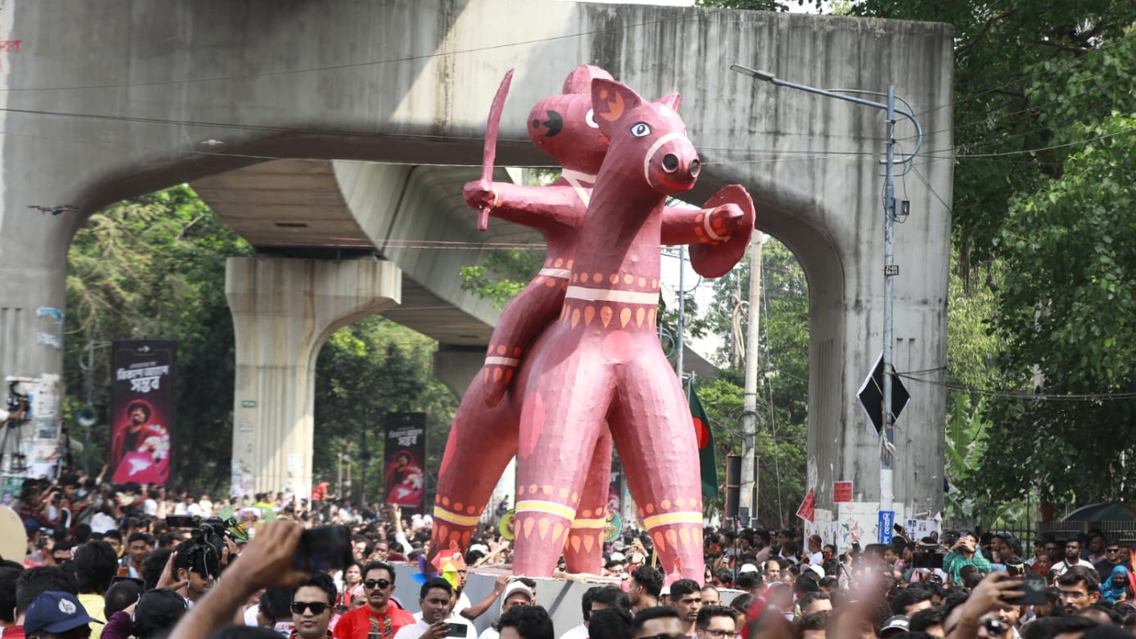 এবারের শোভাযাত্রায় শৈশবের স্মৃতি টেপা ঘোড়ার মোটিফ। ছবি: সিটিজেন জার্নাল