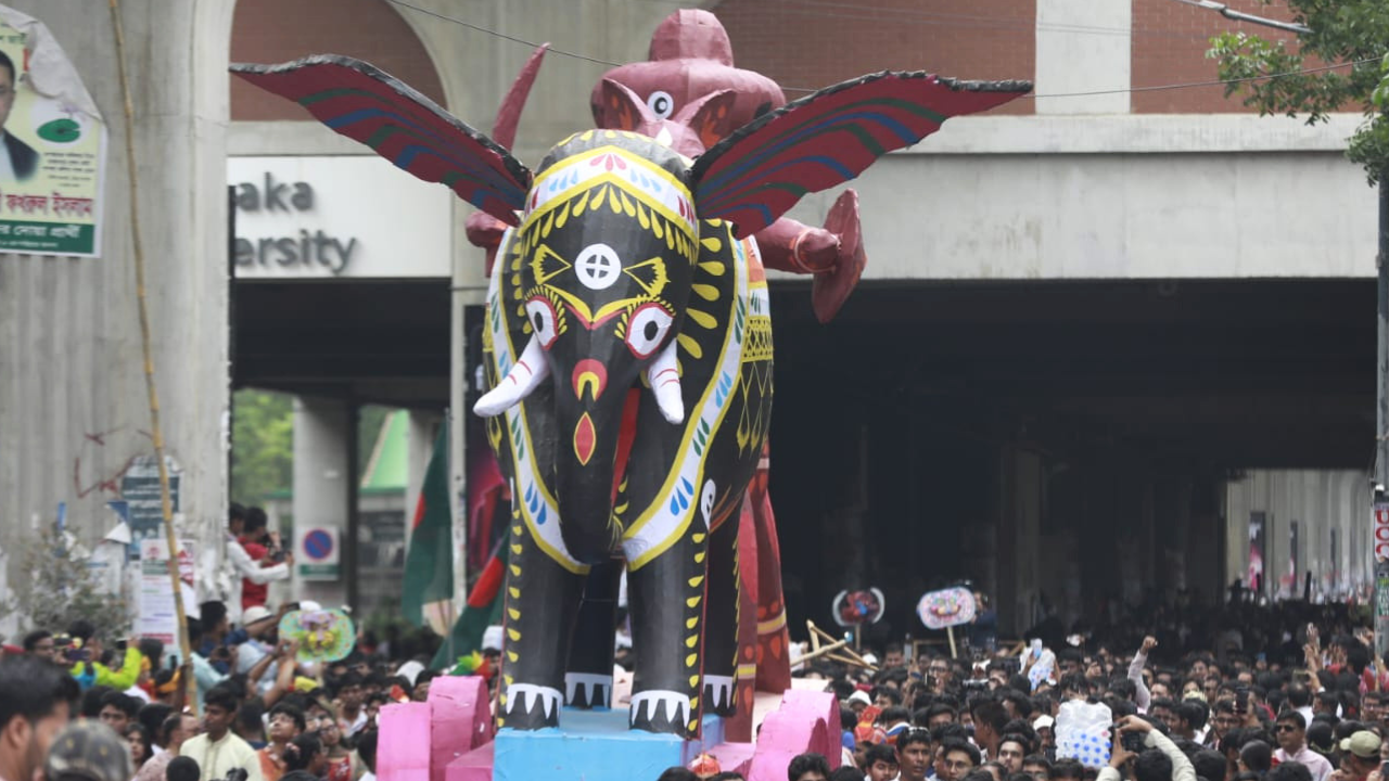 শোভাযাত্রায় লোকজ ঐতিহ্য, শক্তি ও আভিজাত্যের প্রতীক কাঠের হাতি। ছবি: সিটিজেন জার্নাল