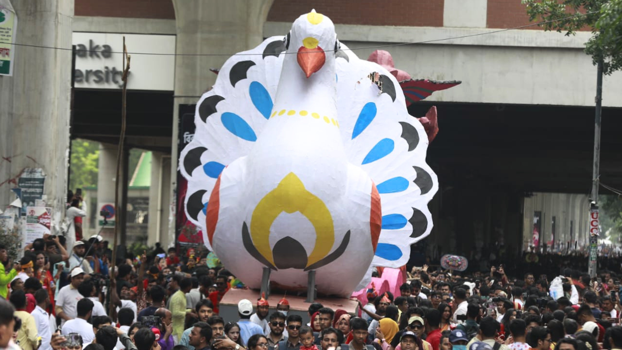 বৈশাখী শোভাযাত্রায় সম্প্রীতি ও শান্তির প্রতীক পায়রার মোটিফ। ছবি: সিটিজেন জার্নাল