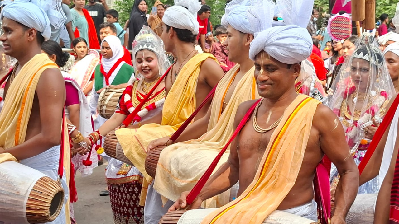 বৈশাখী শোভাযাত্রায় নিজস্ব ঐতিহ্যের সাজে ক্ষুদ্র নৃগোষ্ঠীর মানুষ। ছবি: সিটিজেন জার্নাল