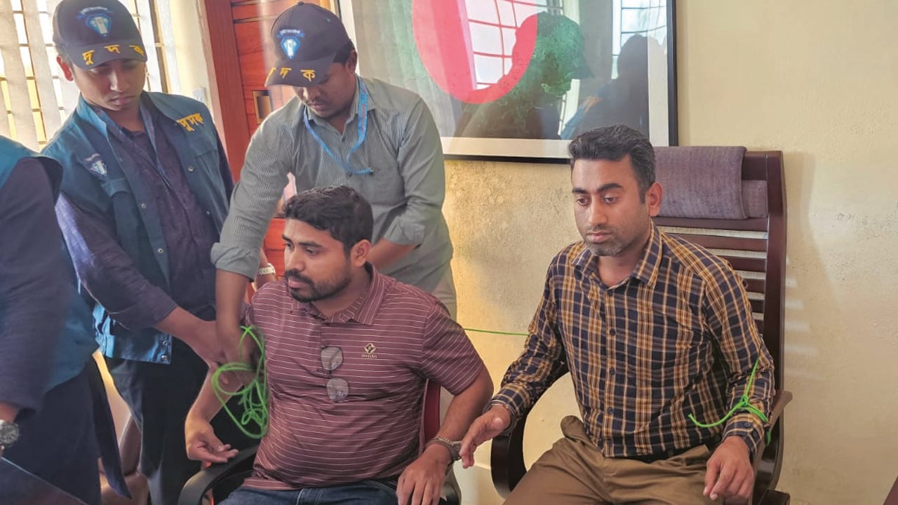 ফেনীতে ঘুষের টাকাসহ প্রকল্প বাস্তবায়ন কর্মকর্তা আটক