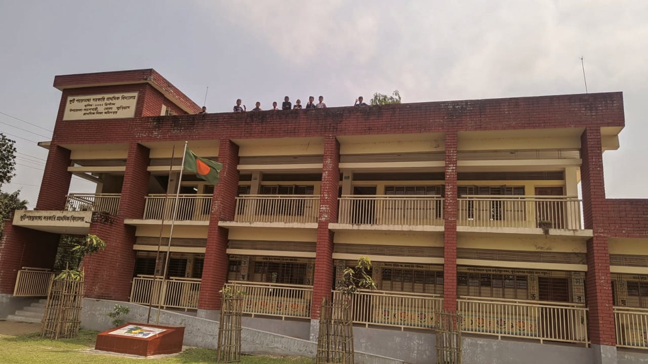 ৩০৬ প্রাথমিক বিদ্যালয়ের বারান্দায় গ্রিল না থাকায় শিশুরা ঝুঁকিতে