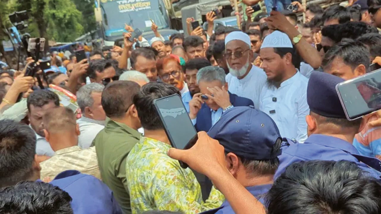 বিএনপি-জামায়াত উত্তেজনায় মঞ্চে ওঠেননি সেতুমন্ত্রী