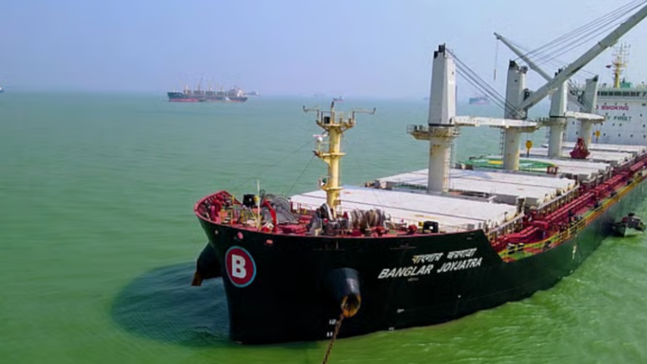 ক্ষেপণাস্ত্র হামলার আশঙ্কায় হরমুজ পেরোতে পারেনি বাংলাদেশি জাহাজ
