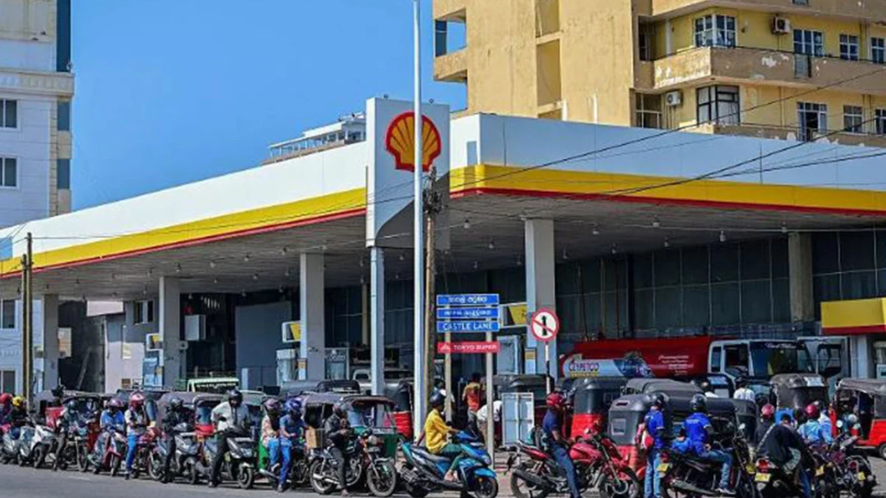 জ্বালানি সংকটে সাপ্তাহিক ছুটি তিন দিন করলো শ্রীলঙ্কা