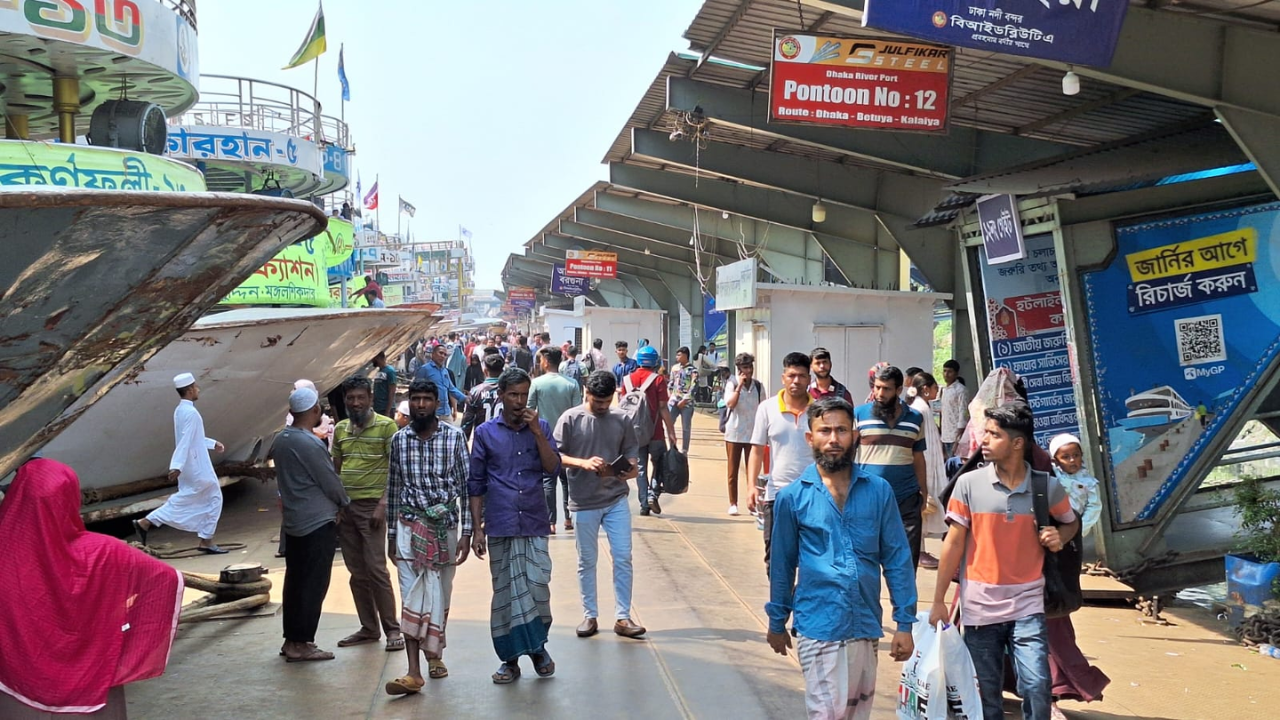 ঈদযাত্রায় সদরঘাটে ভিড় বাড়ছে