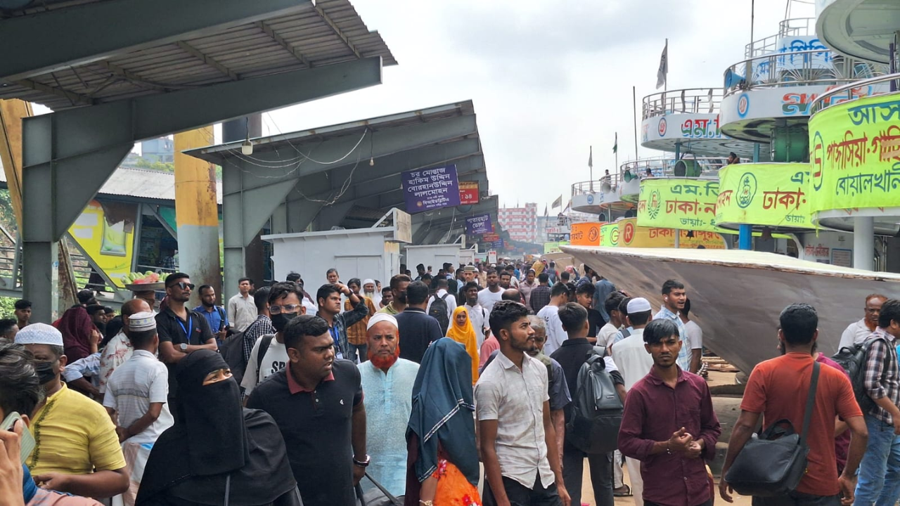 ঈদযাত্রায় সরগরম সদরঘাট লঞ্চ টার্মিনাল