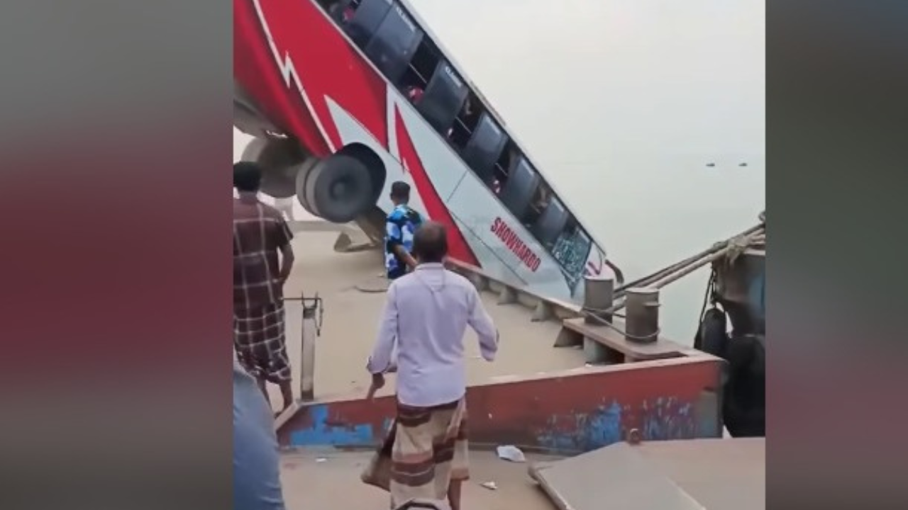 ৪০ জন যাত্রীসহ পদ্মায় ডুবে গেলো বাস