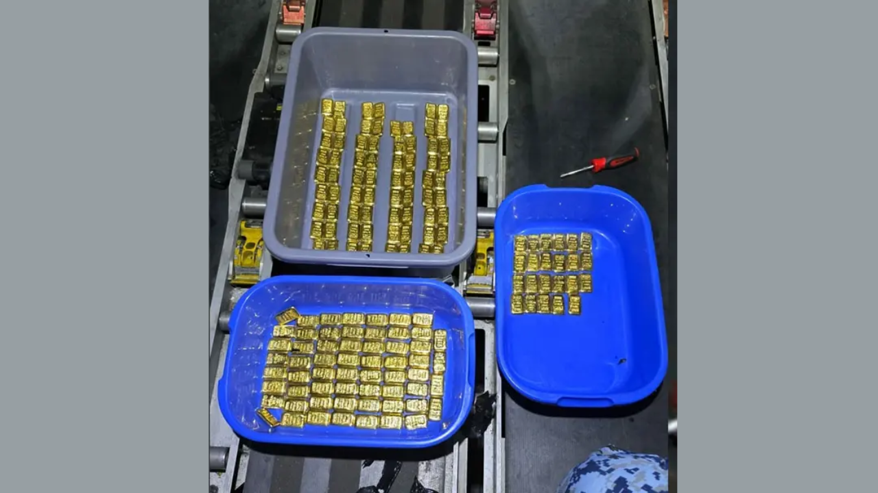 বিমানের টয়লেটে লুকানো ১৫৩ স্বর্ণের বার উদ্ধার