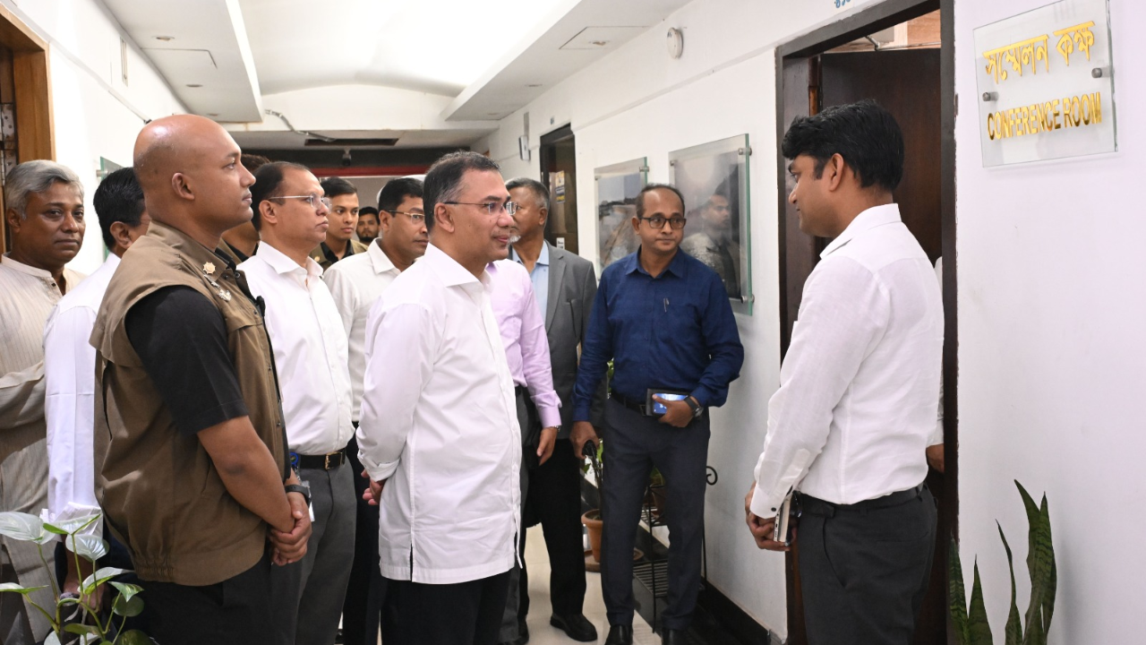 ৭ মন্ত্রণালয়ে প্রধানমন্ত্রীর আকস্মিক পরিদর্শন