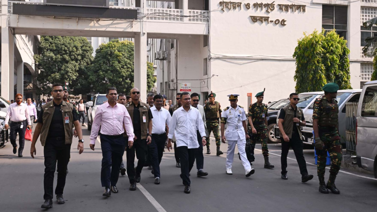 সচিবালয়ে প্রধানমন্ত্রী