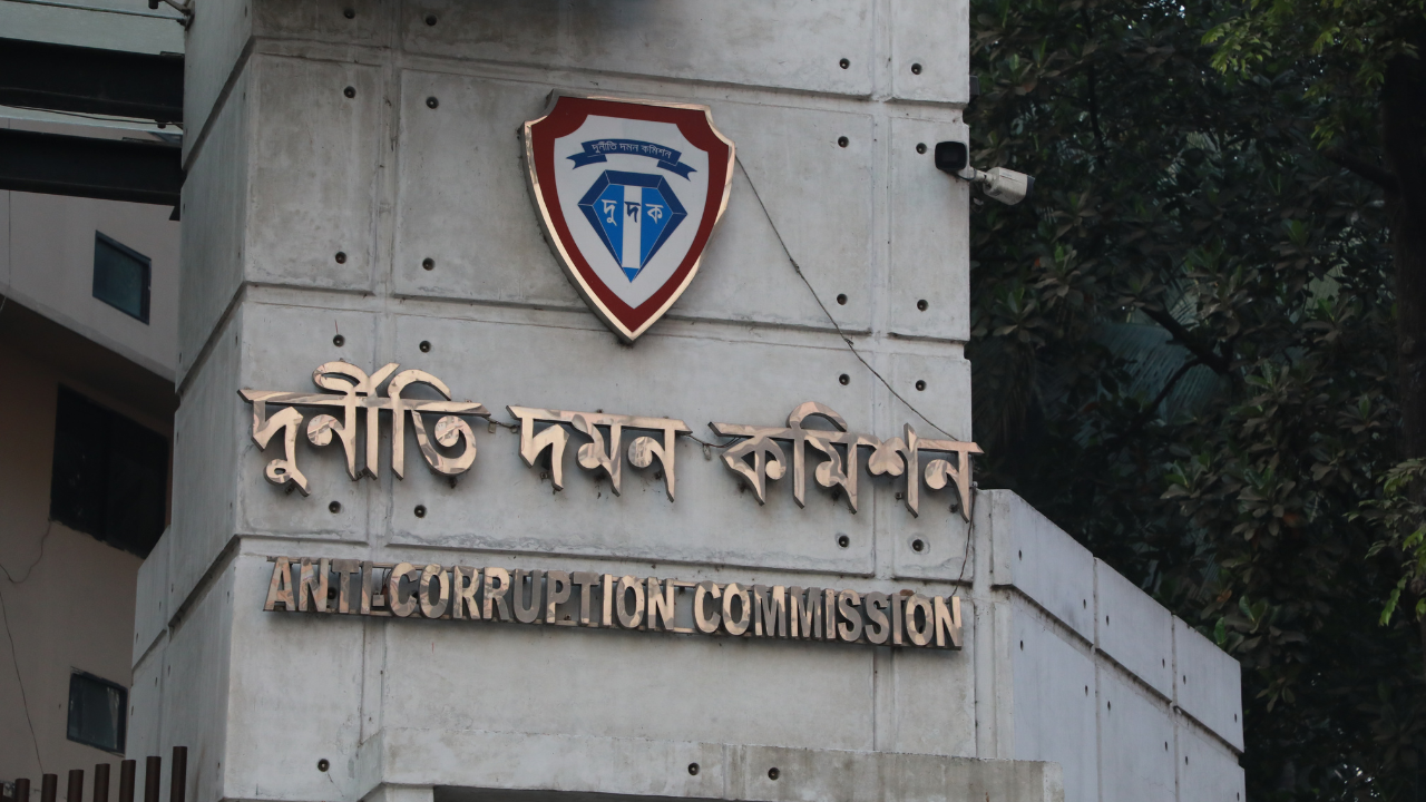 স্ত্রীসহ সাবেক বিমানবাহিনী প্রধানের আয়কর নথি জব্দের নির্দেশ