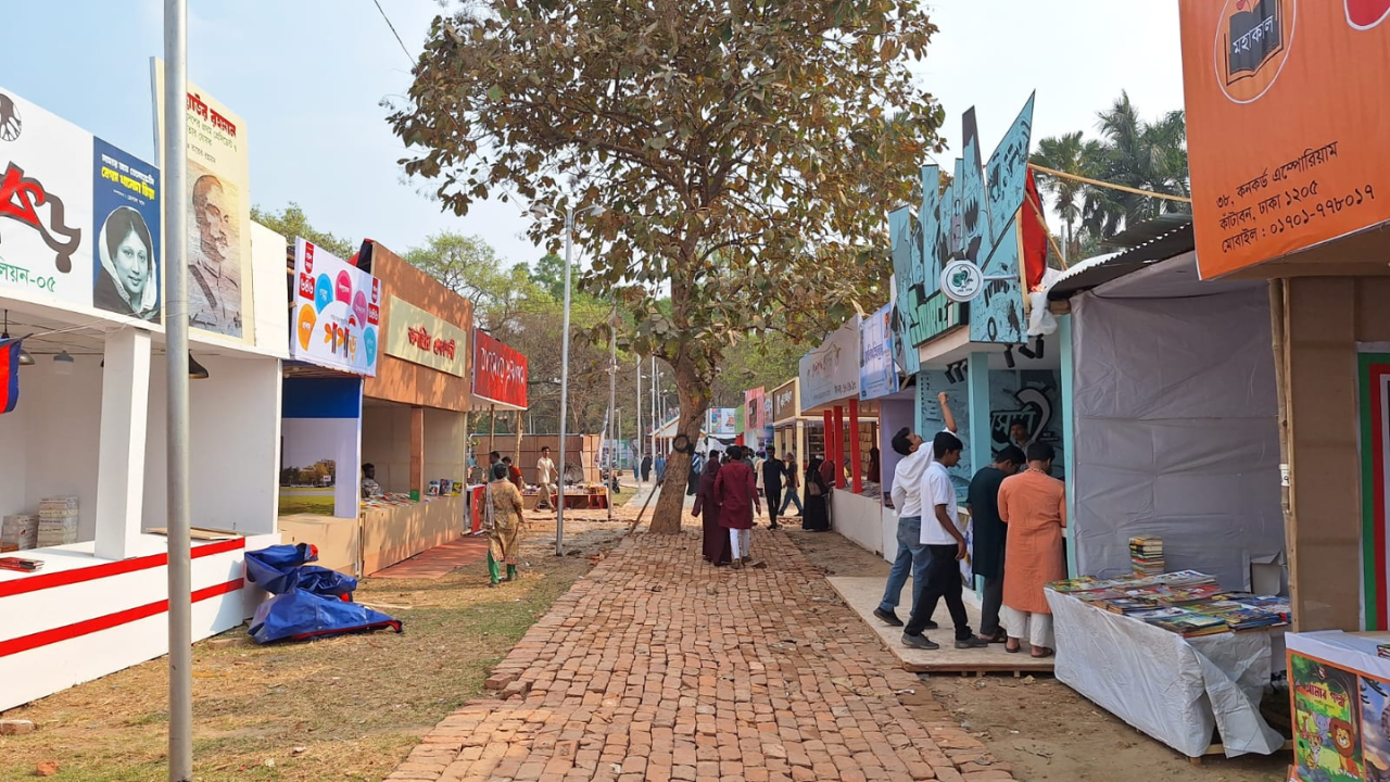 ছুটির দিনেও জমে উঠেনি অমর একুশে বইমেলা