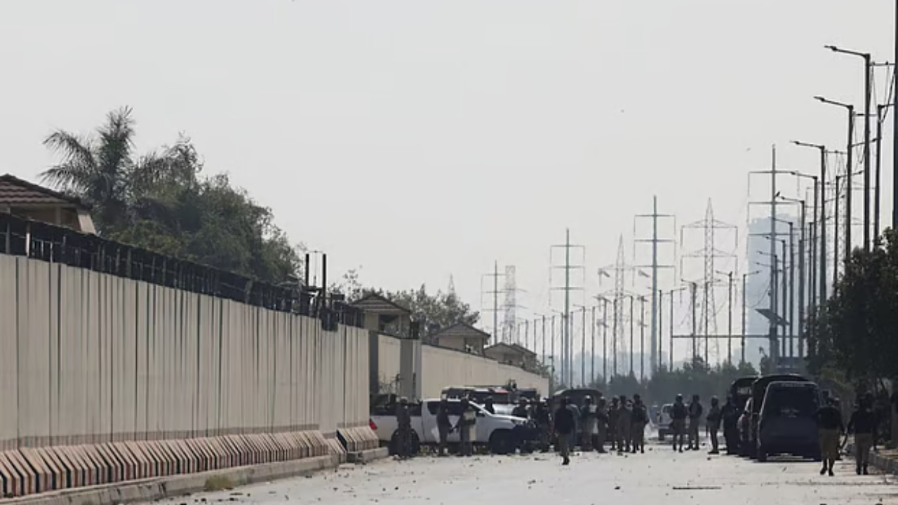 খামেনি হত্যার প্রতিবাদে করাচিতে মার্কিন কনস্যুলেটে বিক্ষোভ, নিহত ৯