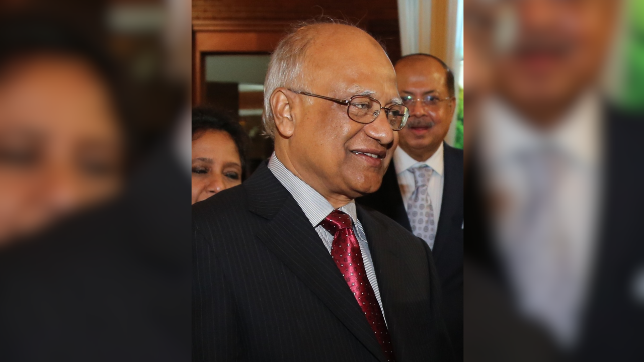 ত্রয়োদশ সংসদের প্রথম দিনের সভাপতি ড. খোন্দকার মোশাররফ