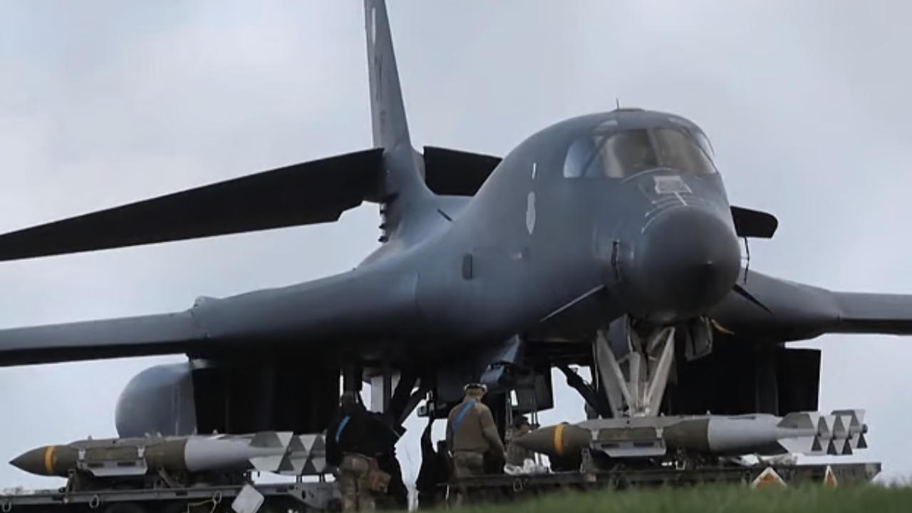 ইরানের ভূগর্ভস্থ লক্ষ্যবস্তুতে হামলার প্রস্তুতি, বি-১ বোমারু সাজাচ্ছে যুক্তরাষ্ট্র