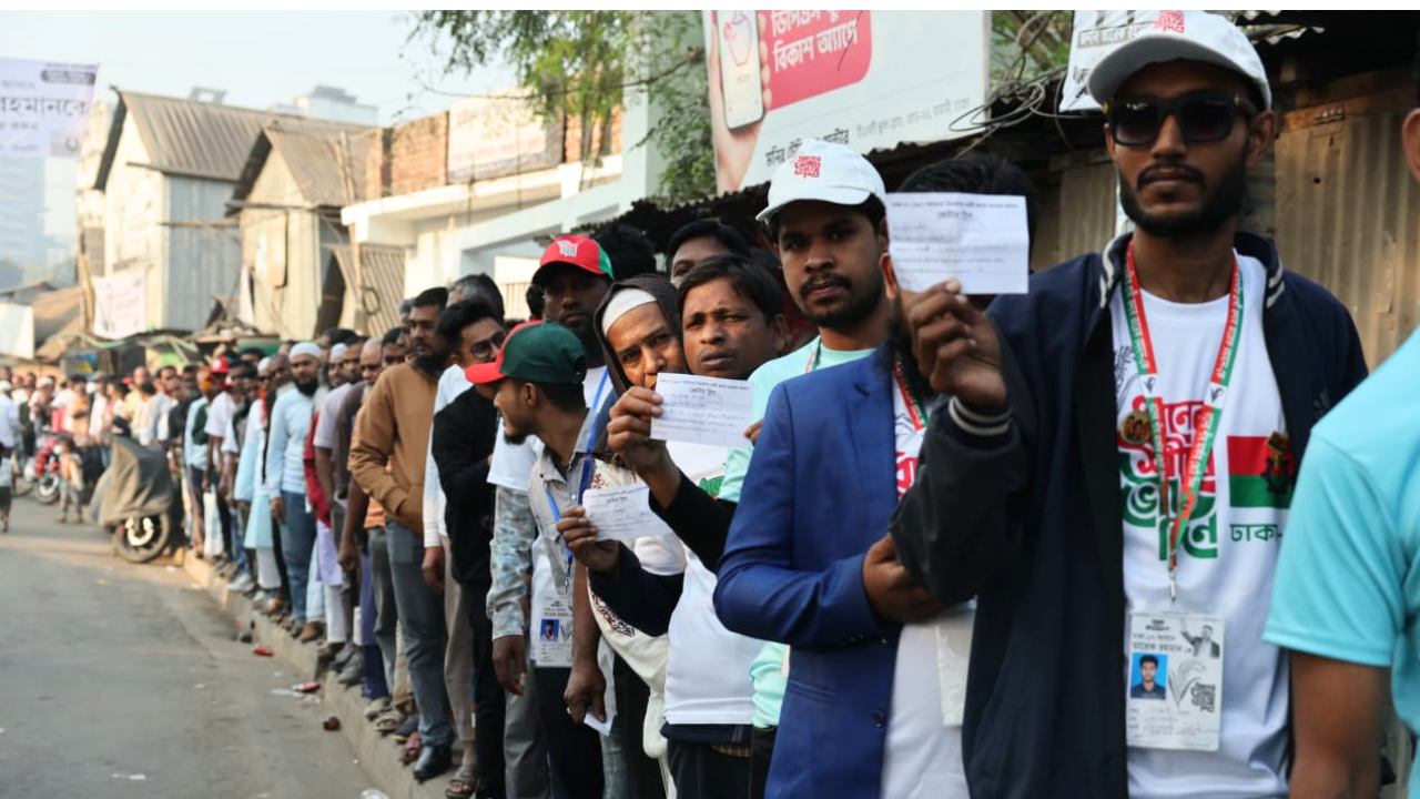 রাজধানীর বনানীতে টিঅ্যান্ডটি উচ্চ বিদ্যালয় কেন্দ্রে ভোট দেওয়ার জন্য লাইনে দাঁড়িয়ে বিএনপি সমর্থকরা।