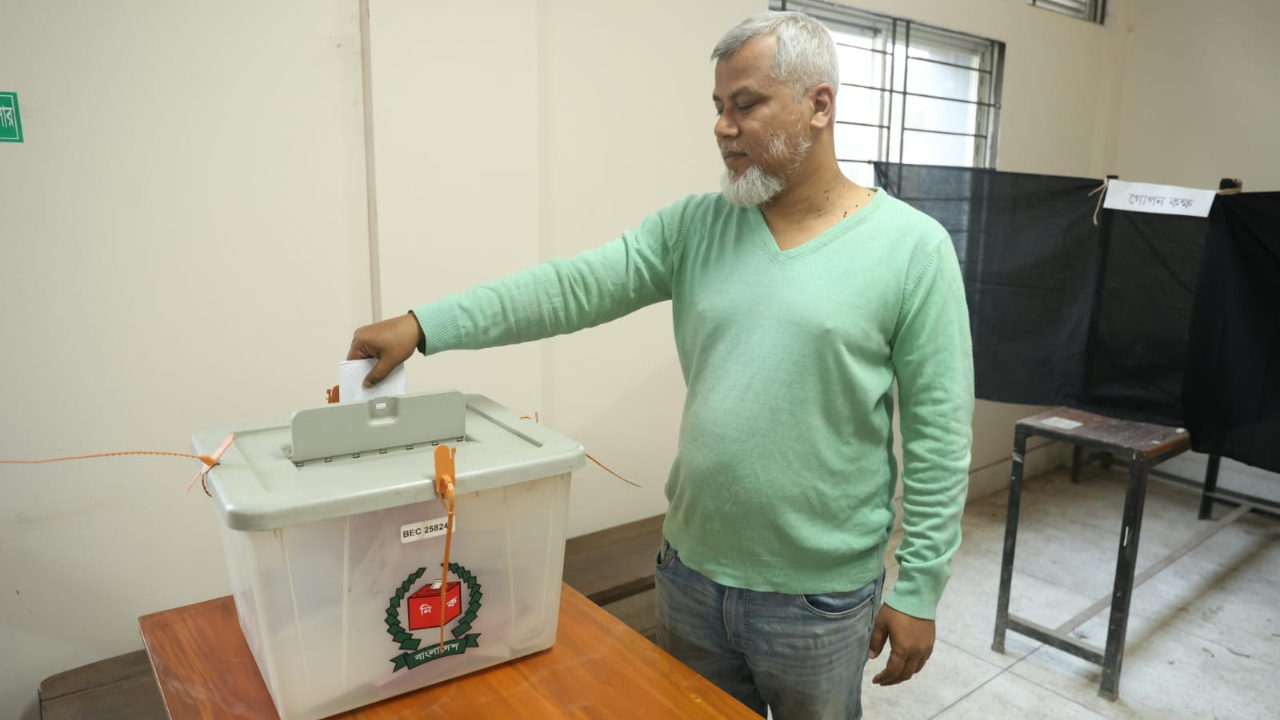 রাজধানীর বনানীতে টিঅ্যান্ডটি উচ্চ বিদ্যালয় কেন্দ্রে ভোট দিচ্ছেন একজন ভোটার।