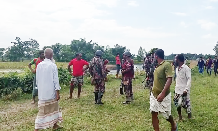 বিএসএফের গুলিতে বাংলাদেশি আহত, অভিনব প্রতিবাদ স্থানীয়দের