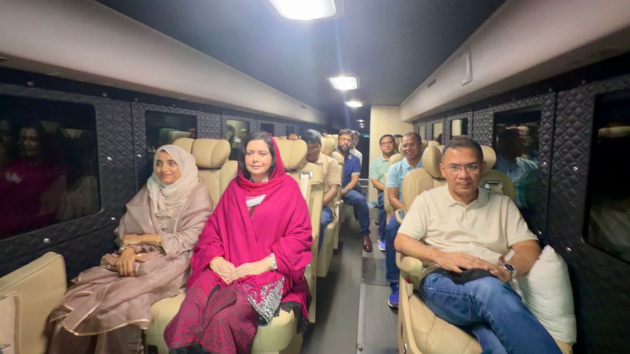 বগুড়ার পথে প্রধানমন্ত্রী