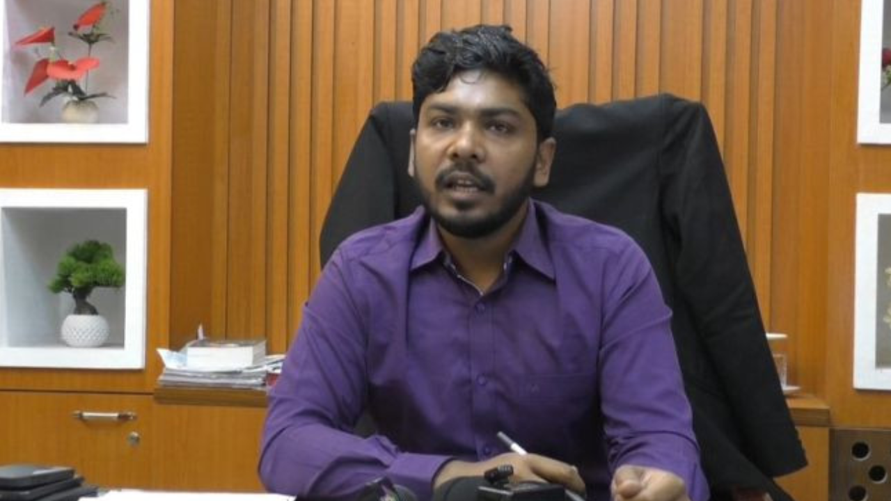 ‘ভাই’ বলায় সাংবাদিকের ওপর চটলেন এসি ল্যান্ড