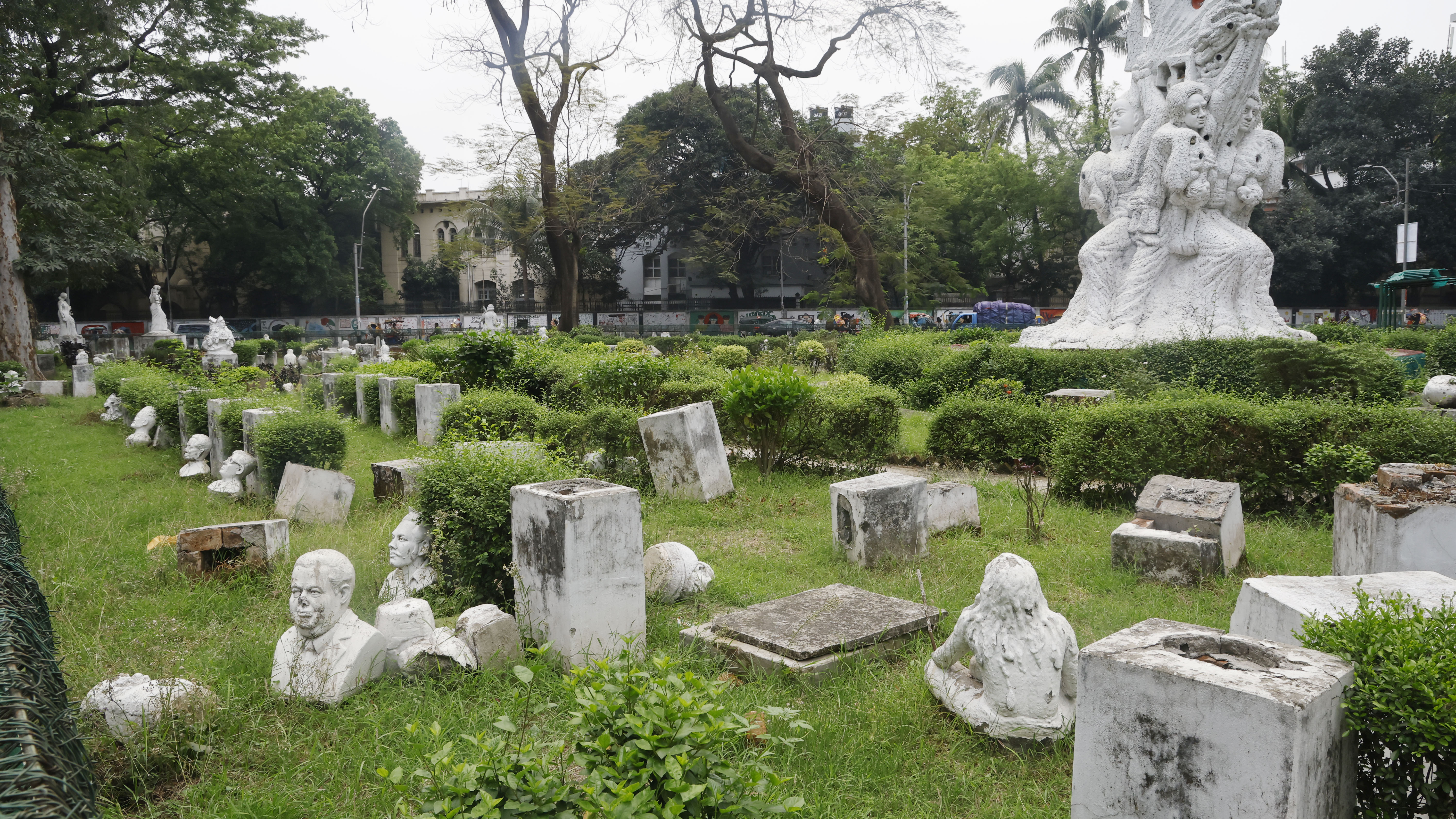 স্বাধীনতা সংগ্রাম ভাস্কর্য চত্ত্বরে মাত্র কয়েকটি ভাস্কর্য অক্ষত রয়েছে