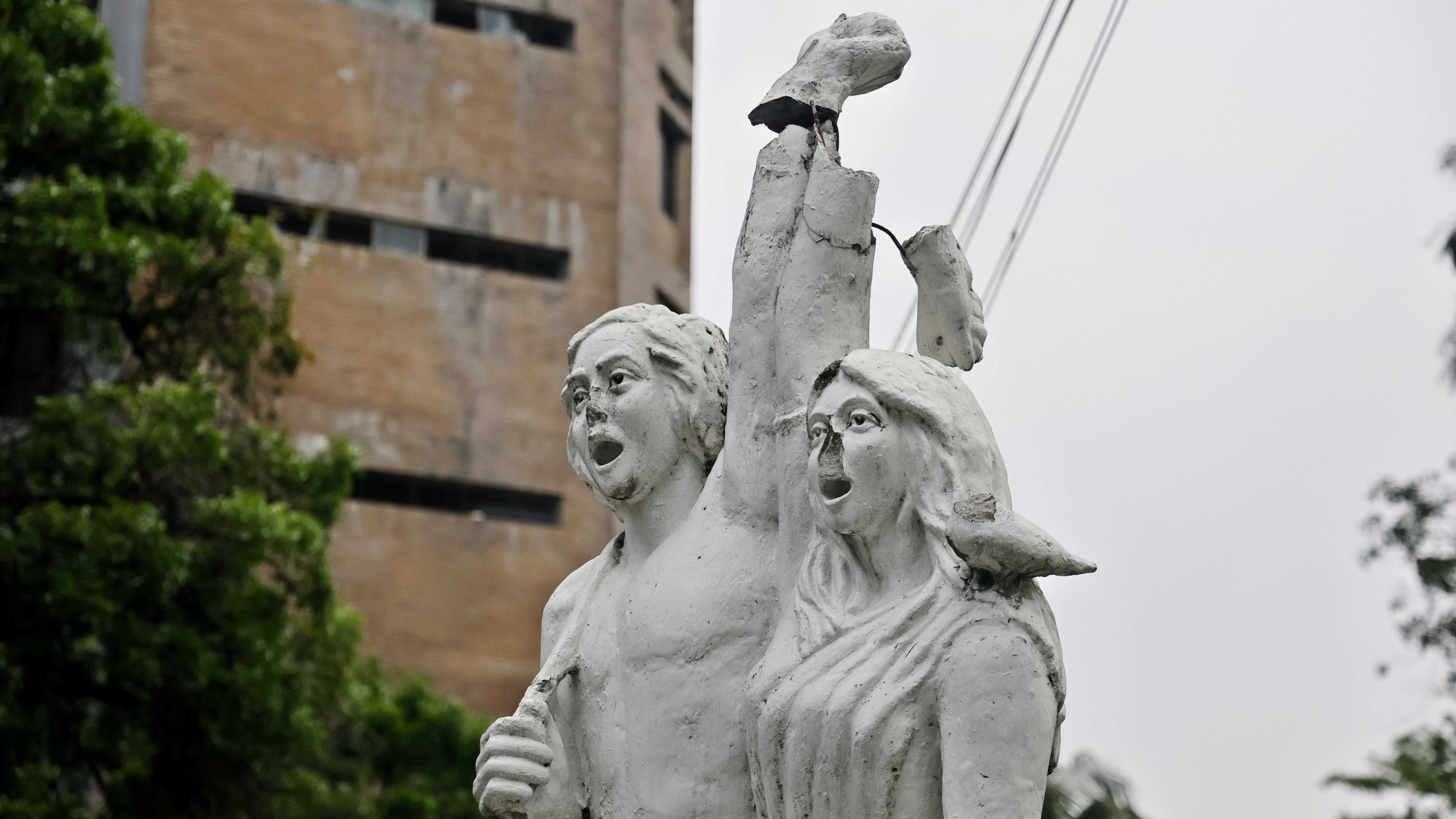 ৫ আগস্টের অভ্যুত্থানের পর ভেঙে ফেলা হয় এসব ভাস্কর্য