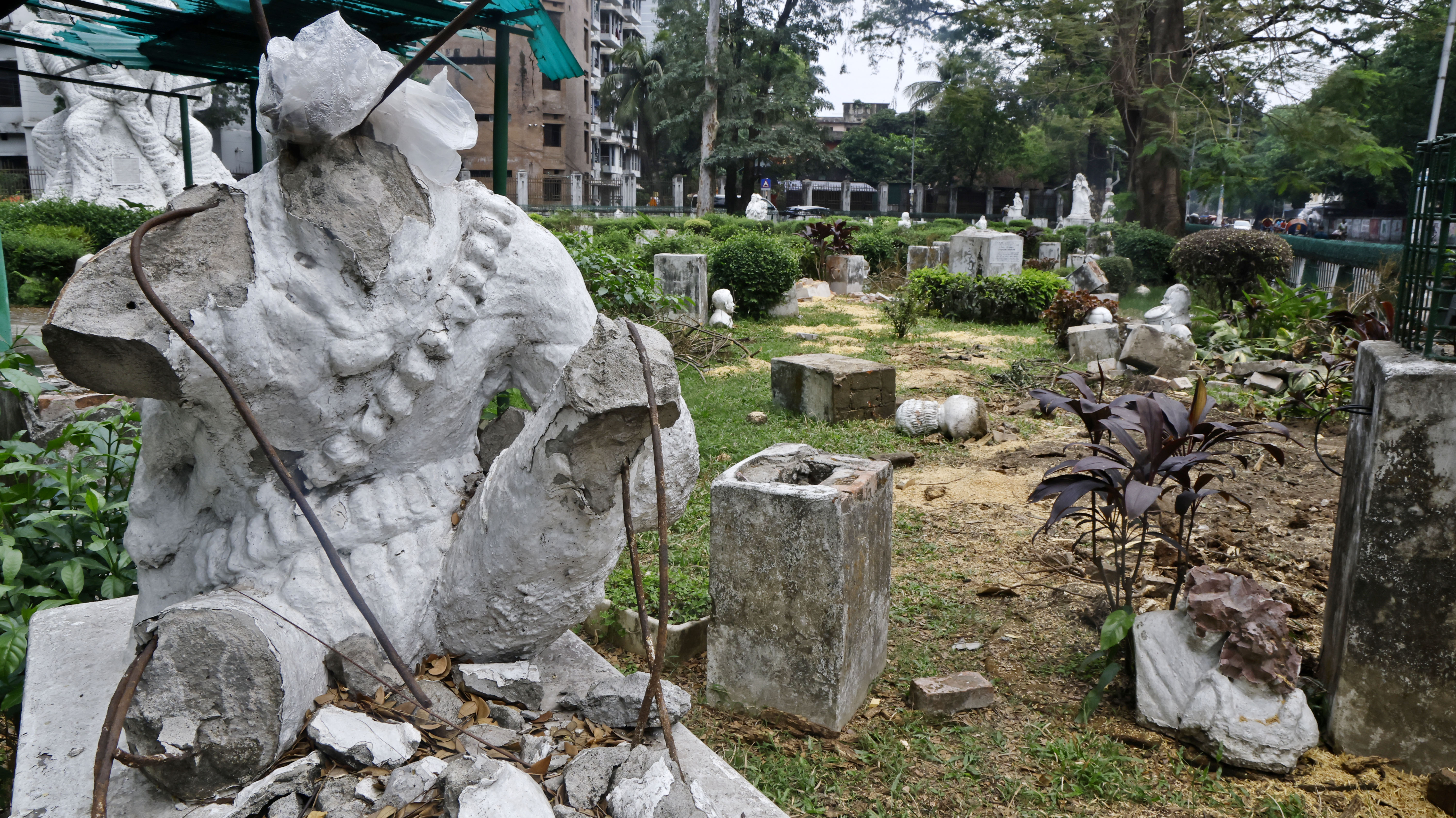 ভাস্কর্য কোনটি কার তা এখন বোঝার উপায় নেই