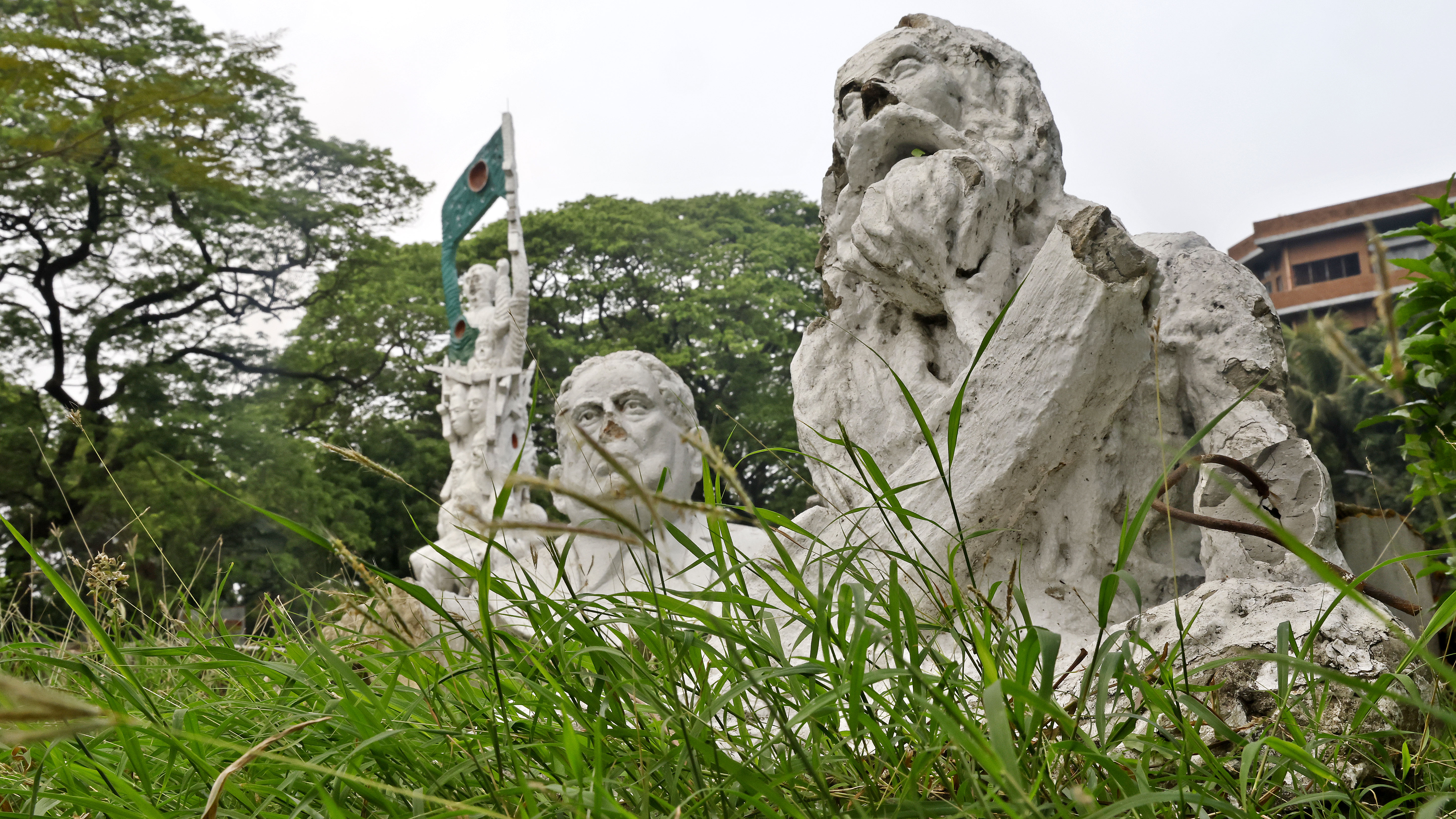 অবহেলায় স্বাধীনতার স্মৃতিচিহ্ন