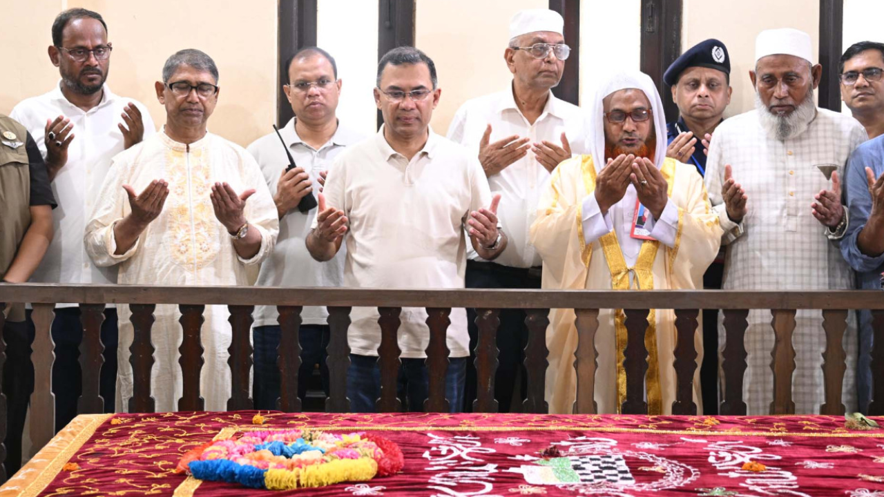 ভাসানীর মাজার জিয়ারত করলেন তারেক রহমান