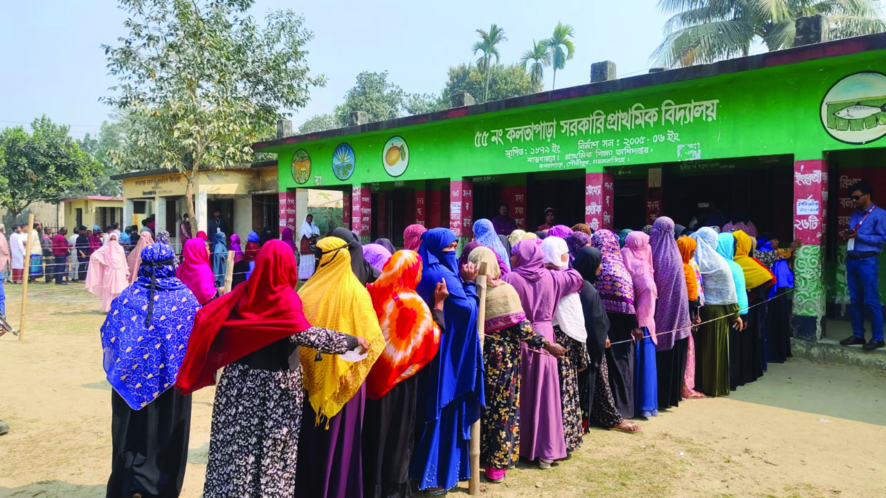 ঈশ্বরগঞ্জে নারী ভোটারদের সরব উপস্থিতি