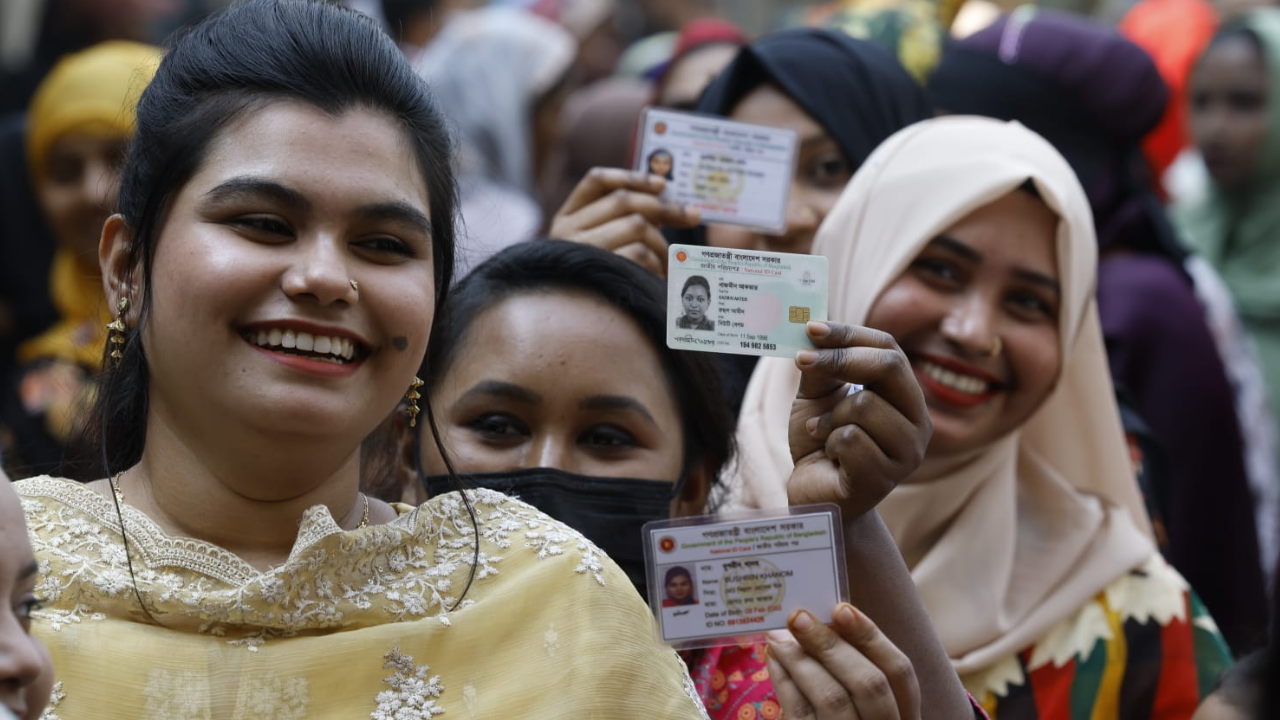 উৎসবমুখর পরিবেশে ভোট