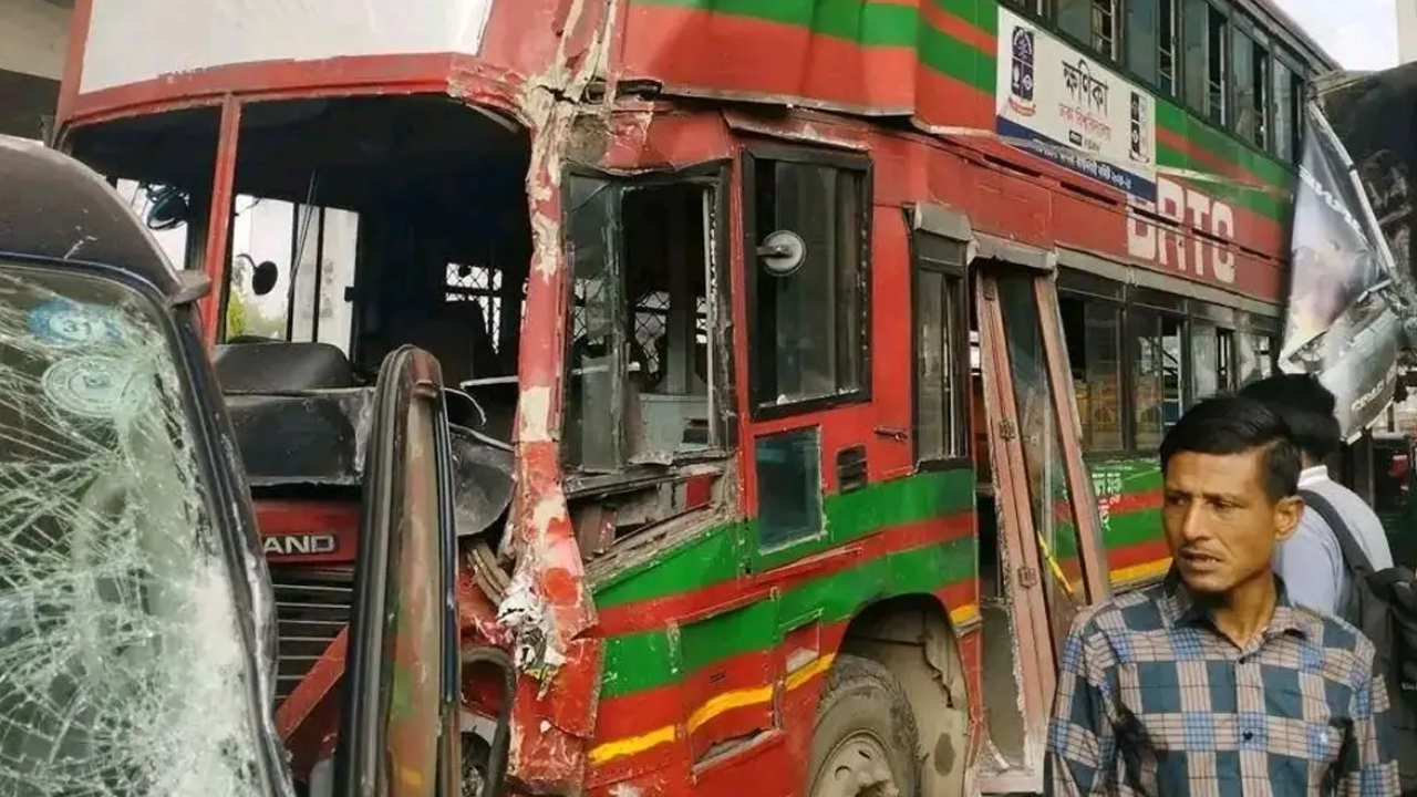 ভয়াবহ দুর্ঘটনার কবলে ঢাবির বাস