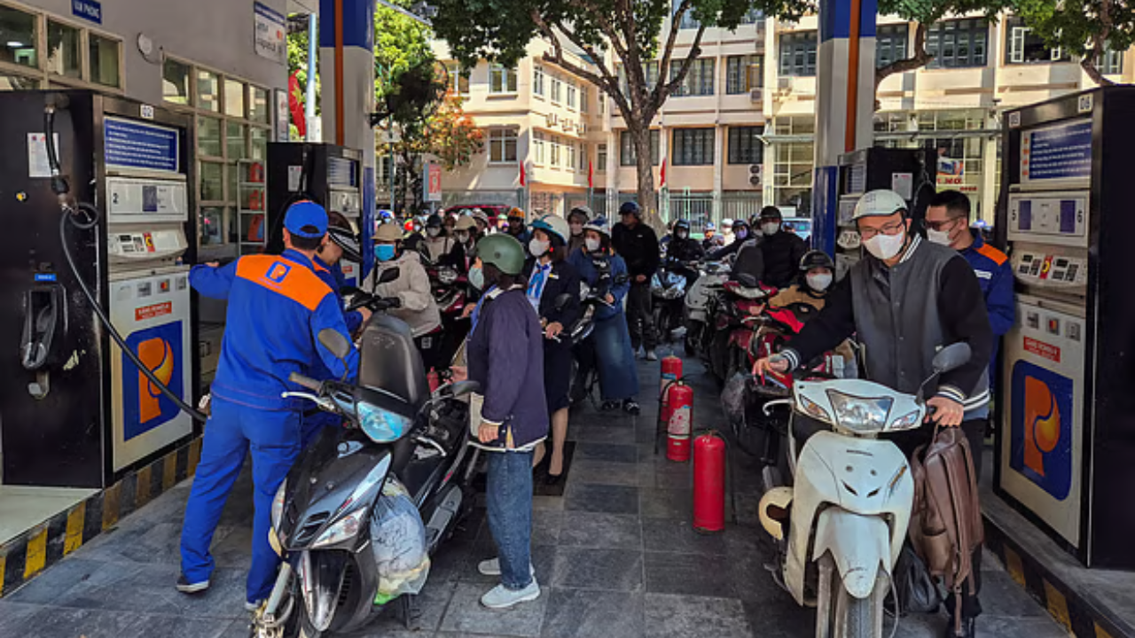 ৭০ দশকের তেল সংকটের স্মৃতি ফিরে আসছে, এবার পরিস্থিতি আরও ভয়াবহ