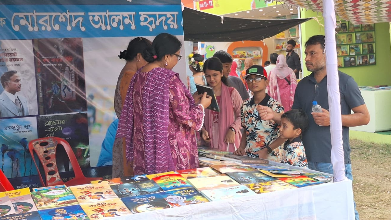 বইমেলায় পাঠকের পছন্দে এগিয়ে ছোটদের গল্প ও ইতিহাসের বই