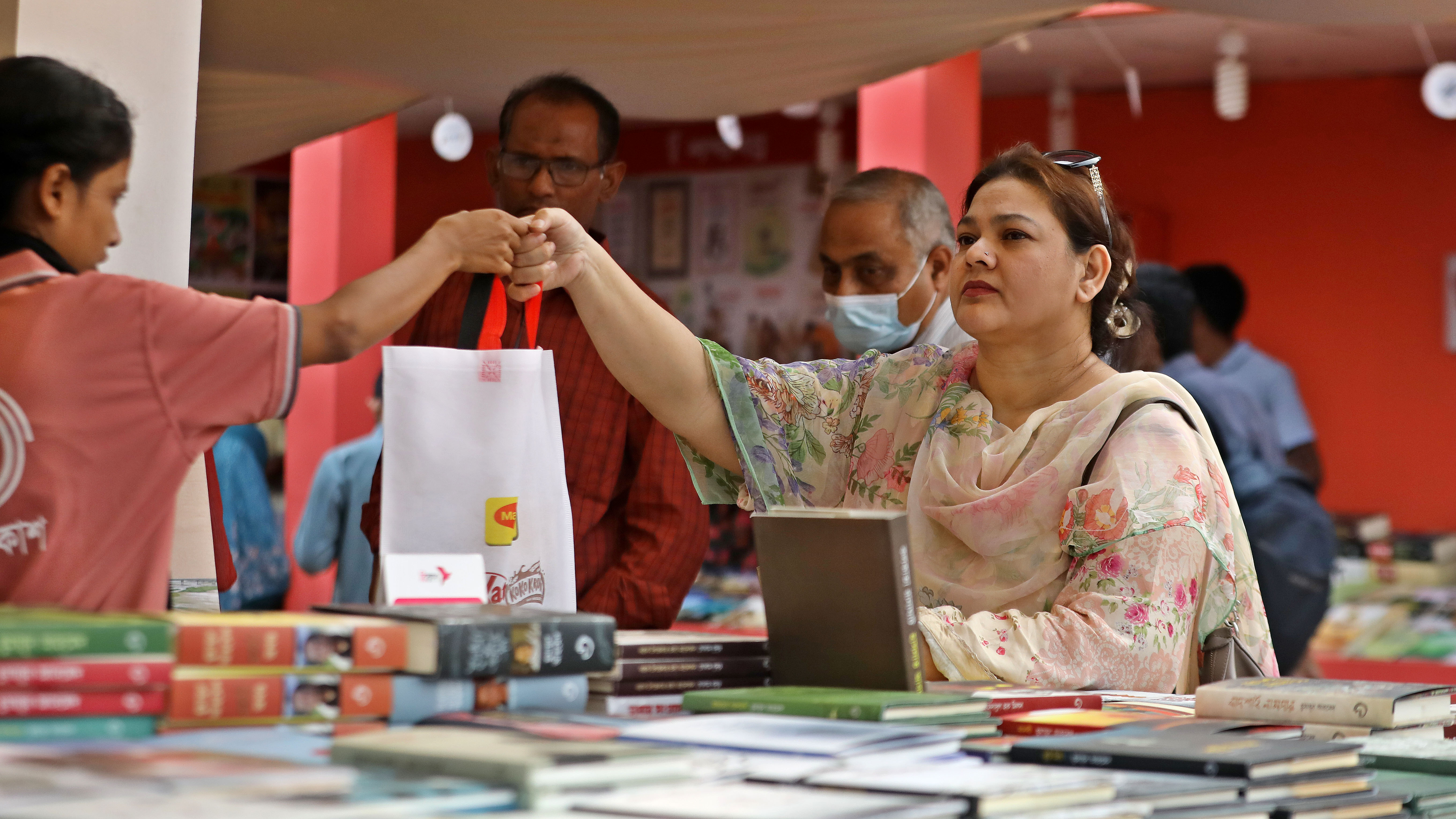 বইমেলায় পাঠকদের সমাগম কম। মনের আনন্দে তাই বই কিনছেন পাঠকেরা।