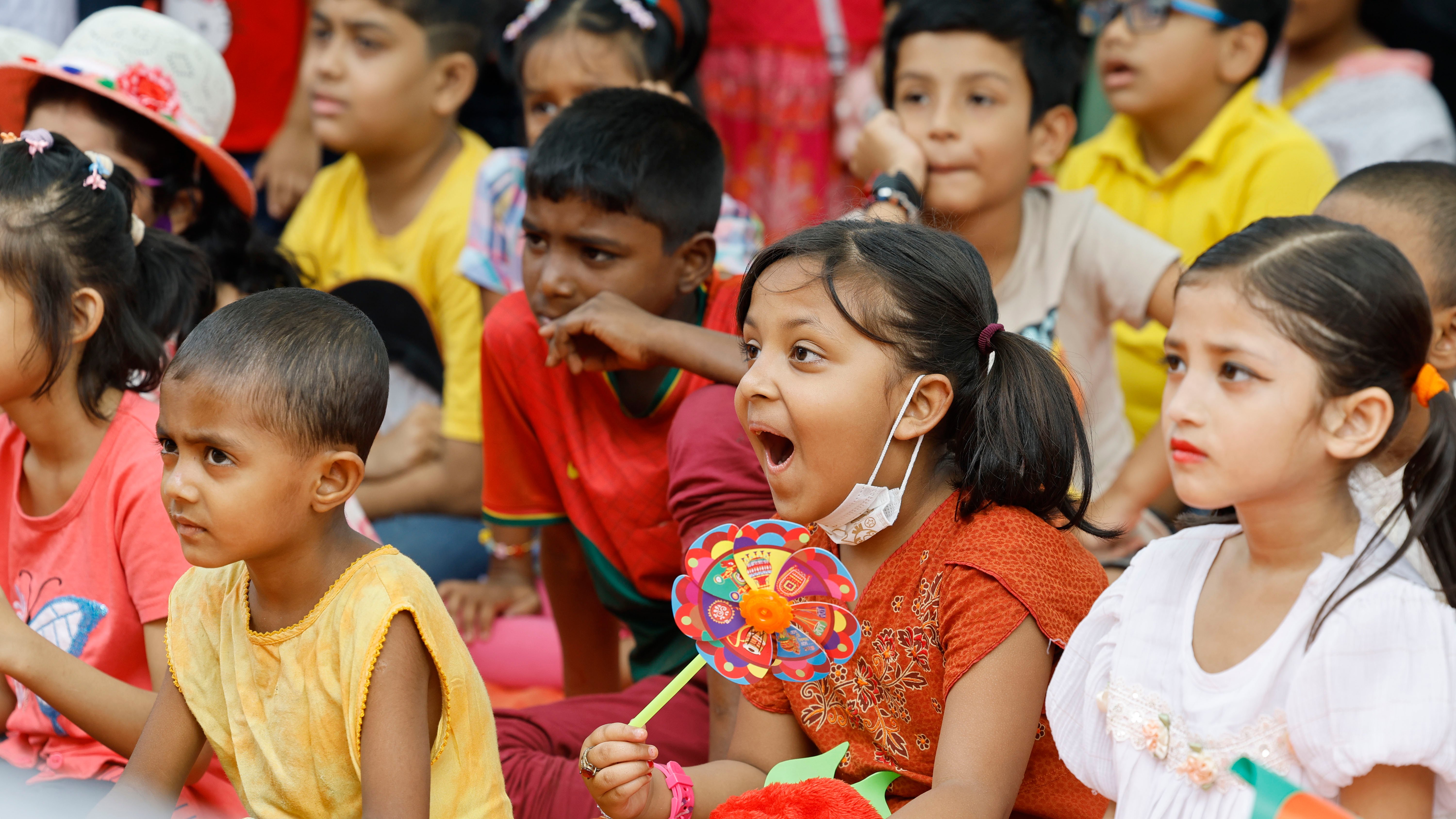 পছন্দের পুতুল নাচ দেখে উচ্ছ্বসিত শিশুরা