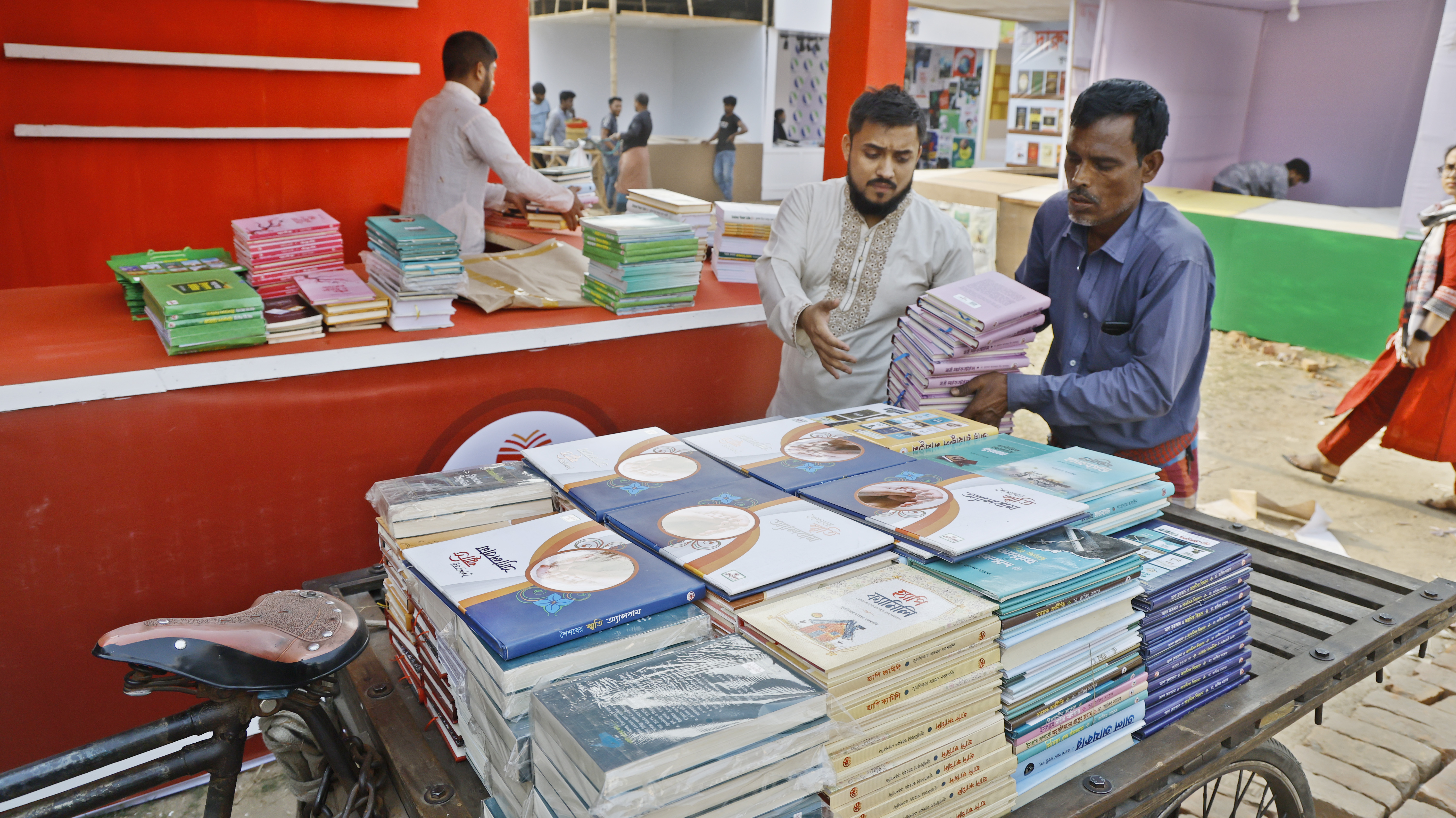 অনেকে এখনও স্টলে বই আনার কাজ করছেন