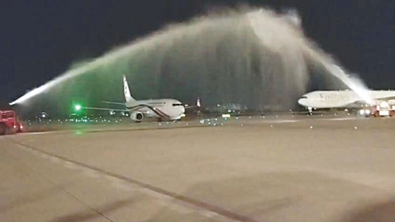 ‘ওয়াটার ক্যানন স্যালুটে’ বাংলাদেশ বিমানকে স্বাগত জানালো পাকিস্তান