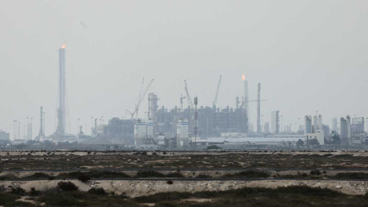 বিকল্প পথে দেশে আসছে আরও ১ লাখ টন তেল