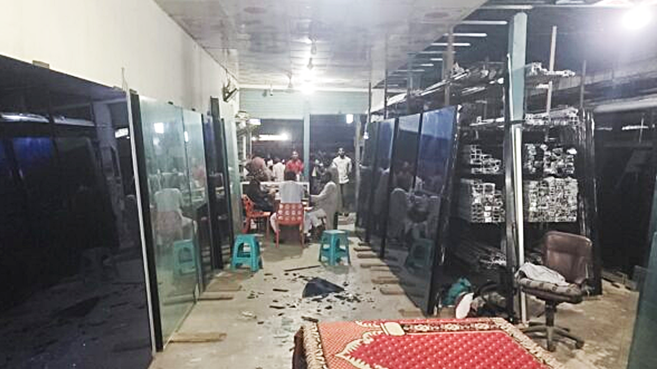 বাকির টাকা চাওয়ায় দোকানে হামলা-গুলি, আহত ৫