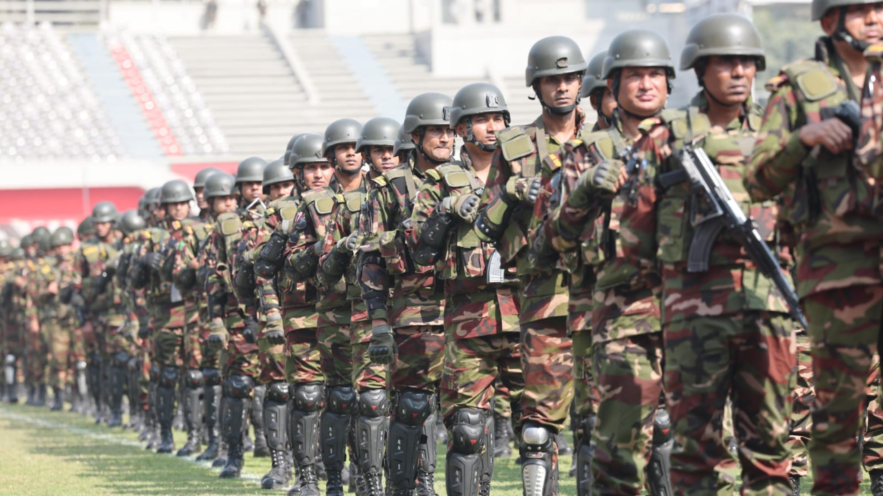 ‘ইন এইড টু দ্য সিভিল পাওয়ার’– এর আওতায় মোতায়েনকৃত সেনাসদস্যদের কার্যক্রম সরেজমিনে পর্যবেক্ষণ ও প্রয়োজনীয় দিকনির্দেশনা দেন ওয়াকার-উজ-জামান।