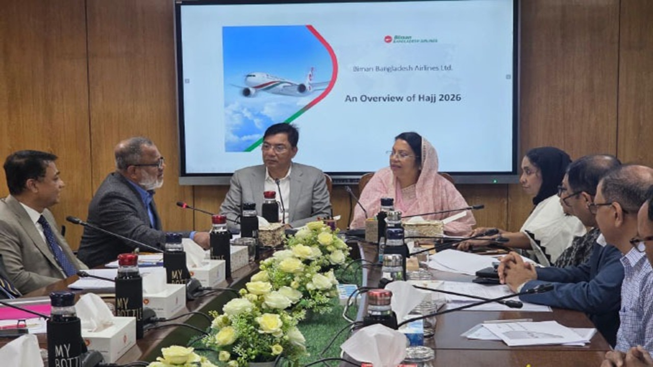 হজযাত্রীরা যাতে হয়রানির শিকার না হয় সেদিকে খেয়াল রাখতে হবে : বিমানমন্ত্রী