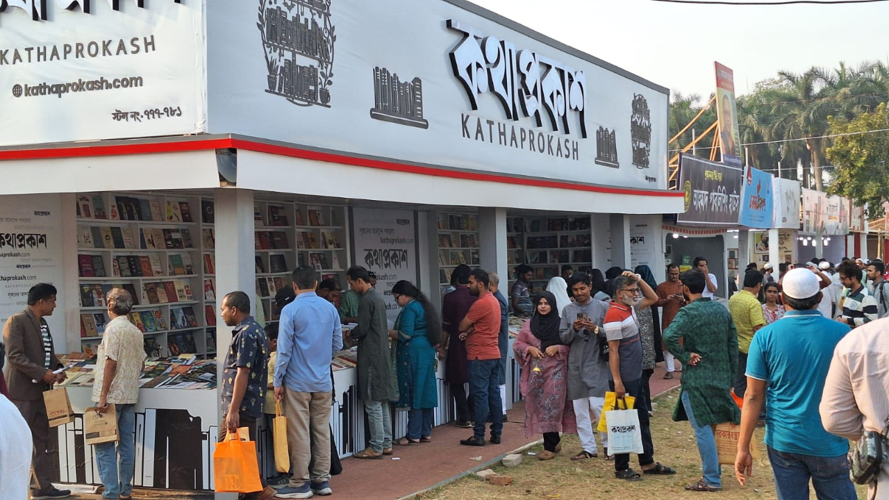 ছুটির দিনে জমে উঠেছে বইমেলা