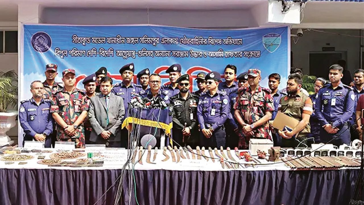 জঙ্গল সলিমপুরে অভিযানে বিপুল পরিমাণ অস্ত্র উদ্ধার, আটক ২২