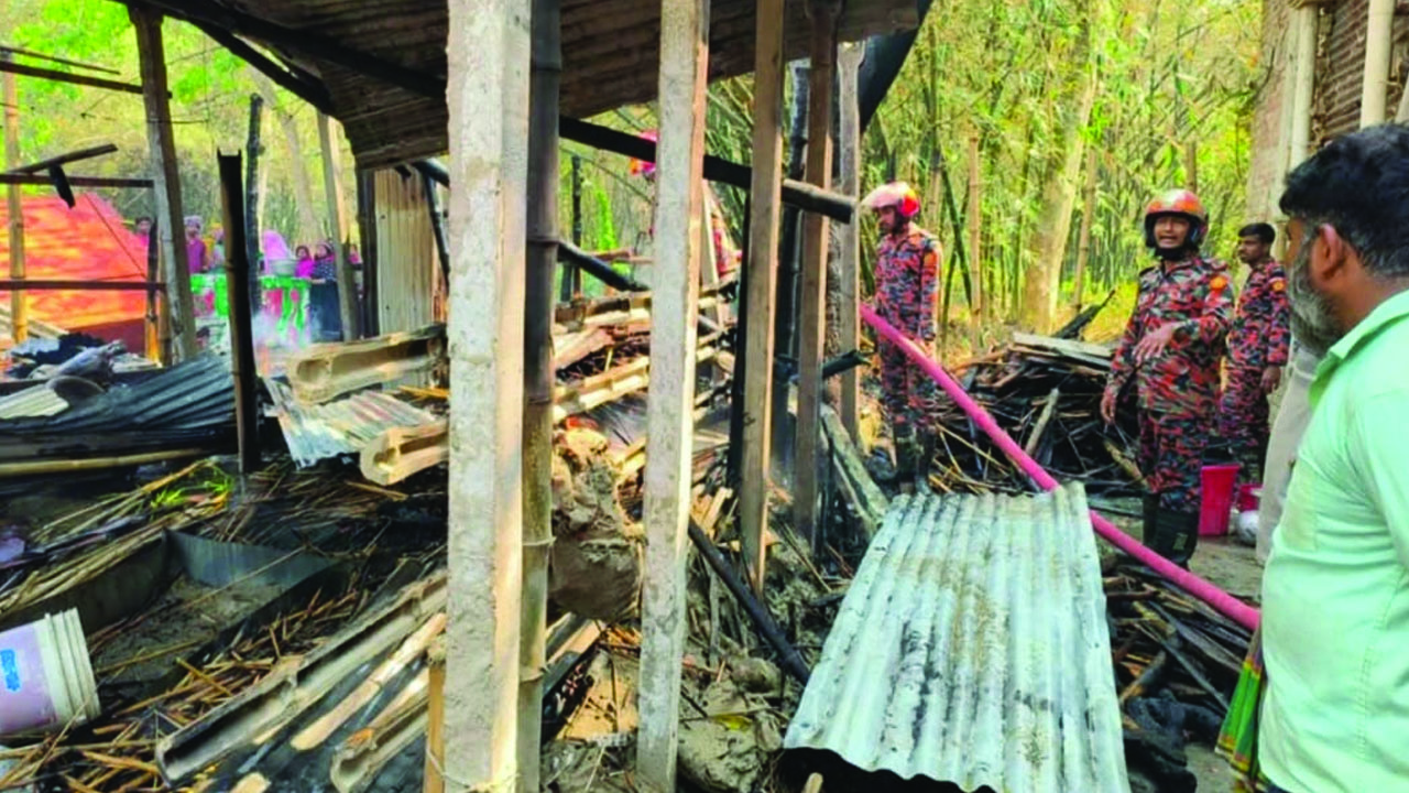 মাদকের টাকা না পেয়ে নিজ বাড়িতে আগুন