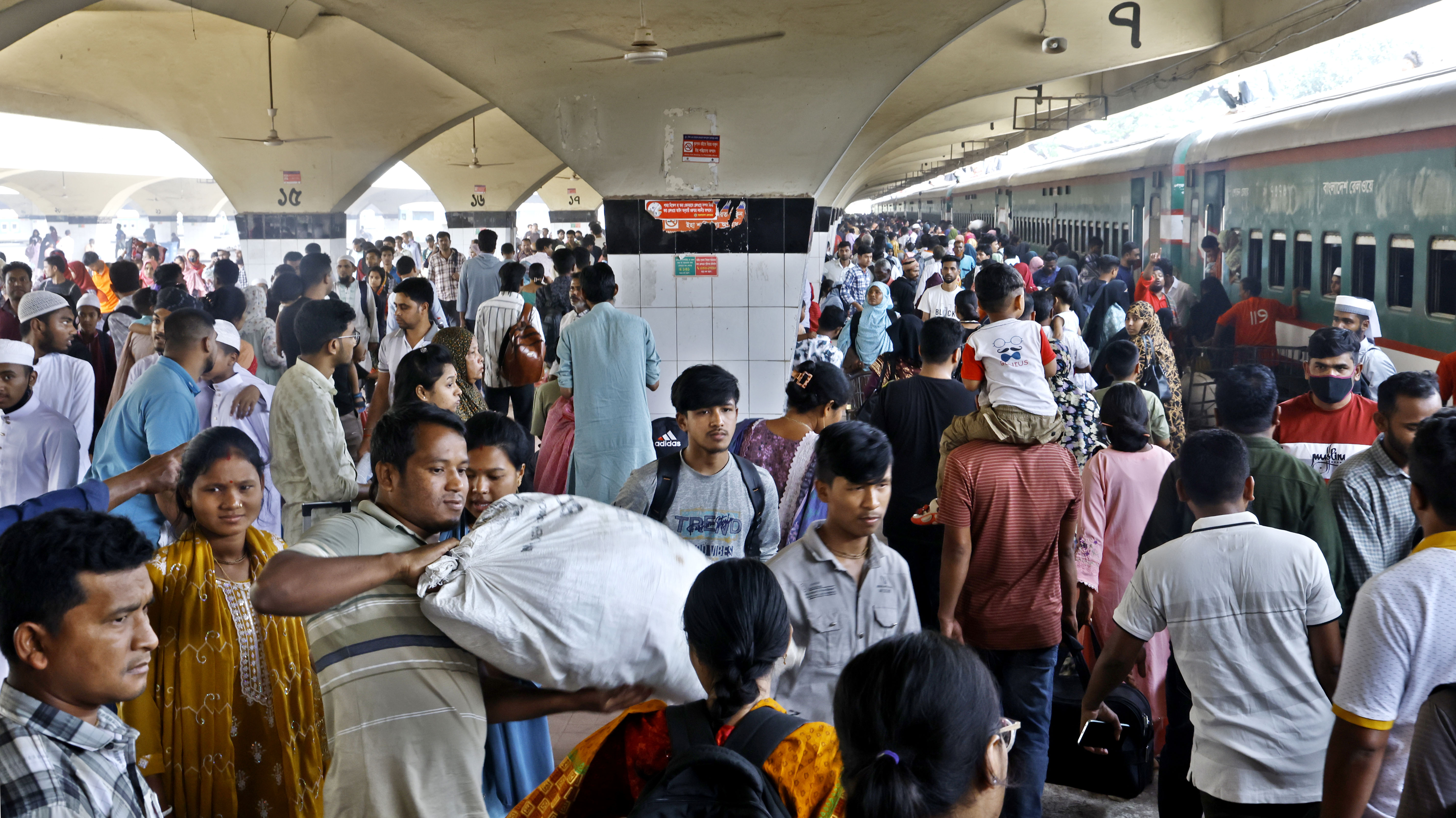 ঈদের ছুটি শেষে কর্মস্থলে ফিরতে শুরু করেছেন নগরবাসী